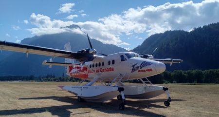 Twin Otter with amphibious floats