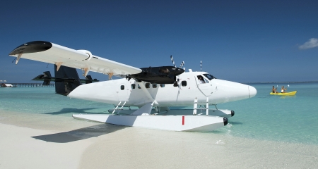 Twin Otter in water with straight floats